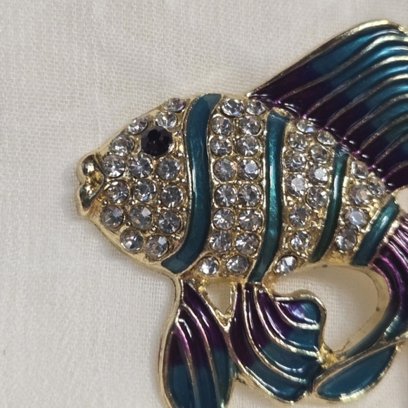 Elegant Fish Brooch with Rhinestone Crystals - Picture 2 of 3